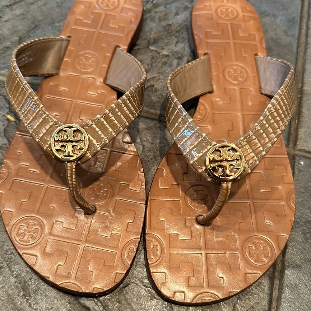 Tory Burch Logo Thong Sandals | Size 6 | Tan/Gold | Like New